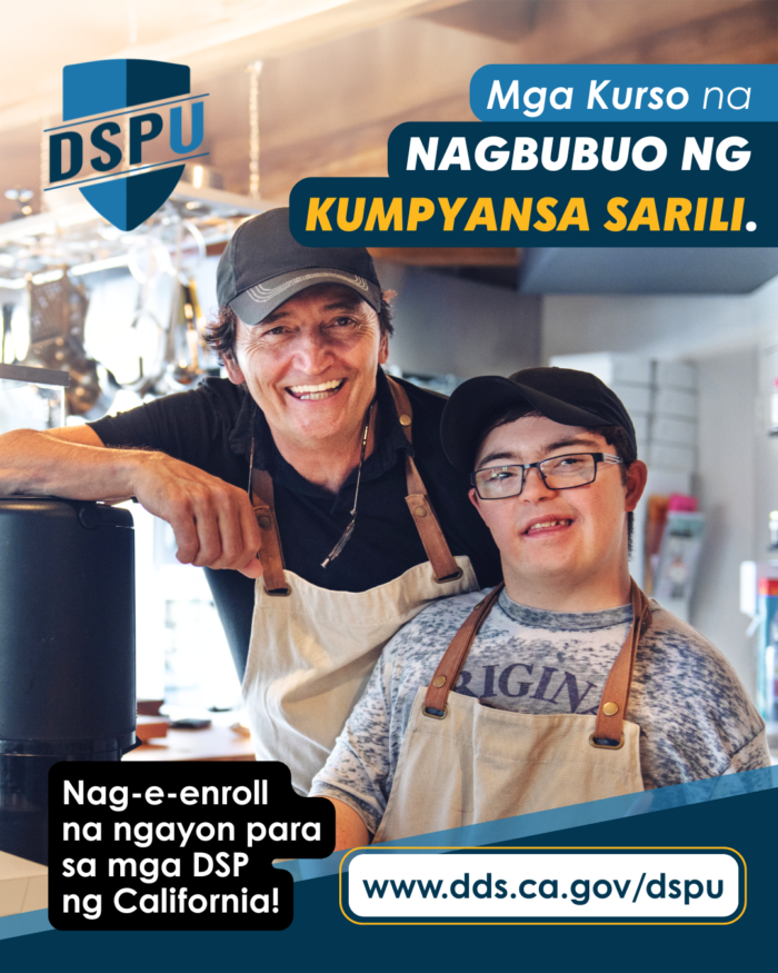 Dalawang indibidwal, isang direktang propesyonal sa suporta at isang taong may down syndrome, na nakangiti habang nagtatrabaho sa isang restawran o kapihan.
